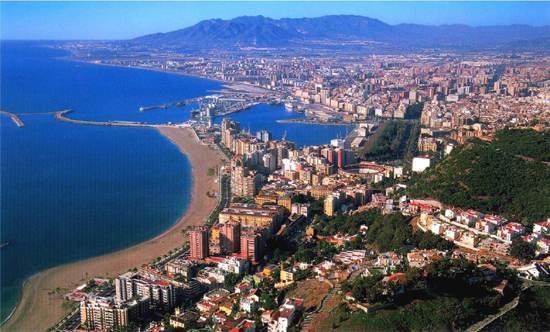 Málaga avec son aéroport et son port qui est important pour les croisières. Vues de Gibralfaro