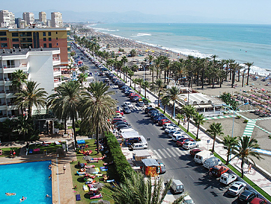 Boulevard Torremolinos. Strand, Middellandse Zee. Chiringuitos (strandbars/restaurants)