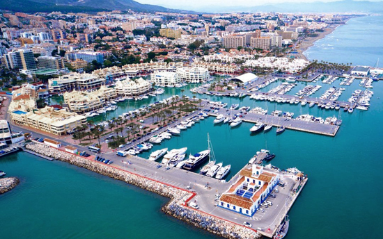 Jachthaven van Benalmádena, Puerto Marina. Haven, woningen met privé aanlegplaatsen