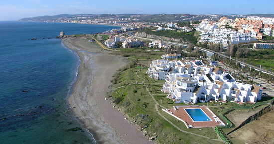 Casares Beach, een toeristisch gebied met woningen direct aan het strand.