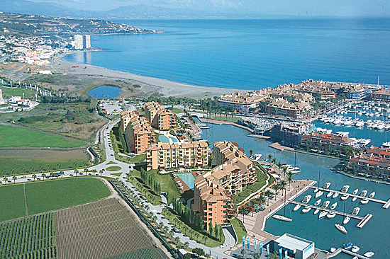 Sotogrande havnen, boliger med egne båtplasser, yachter, Valderrama Golf, Santa Maria Polo Club